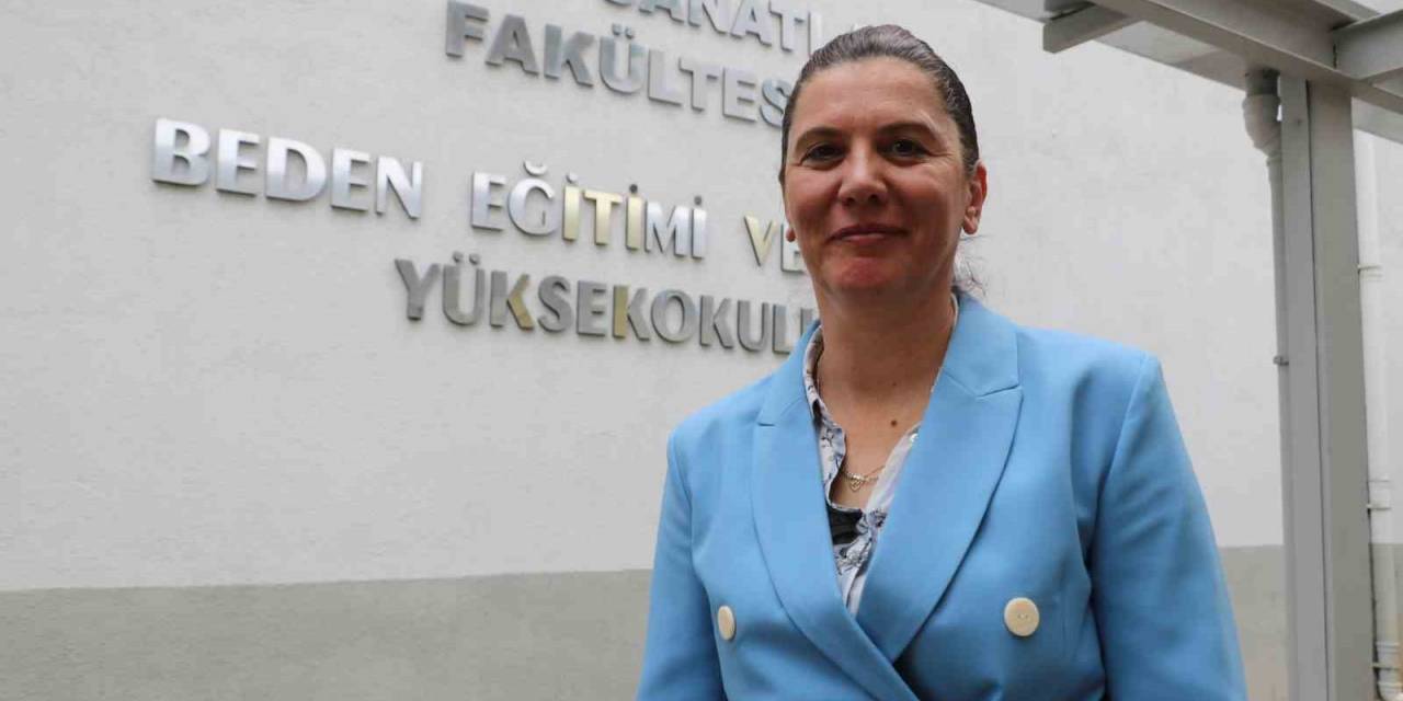 Bin Kilometre Uzaktan Gelip Depremzede Çocukların Yüzünü Güldürdüler