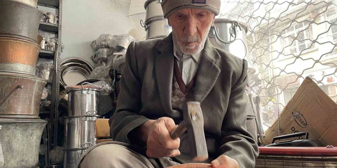 Yarım Asırlık Bakır Ustası Mesleğini Oğlu İle Yaşatıyor