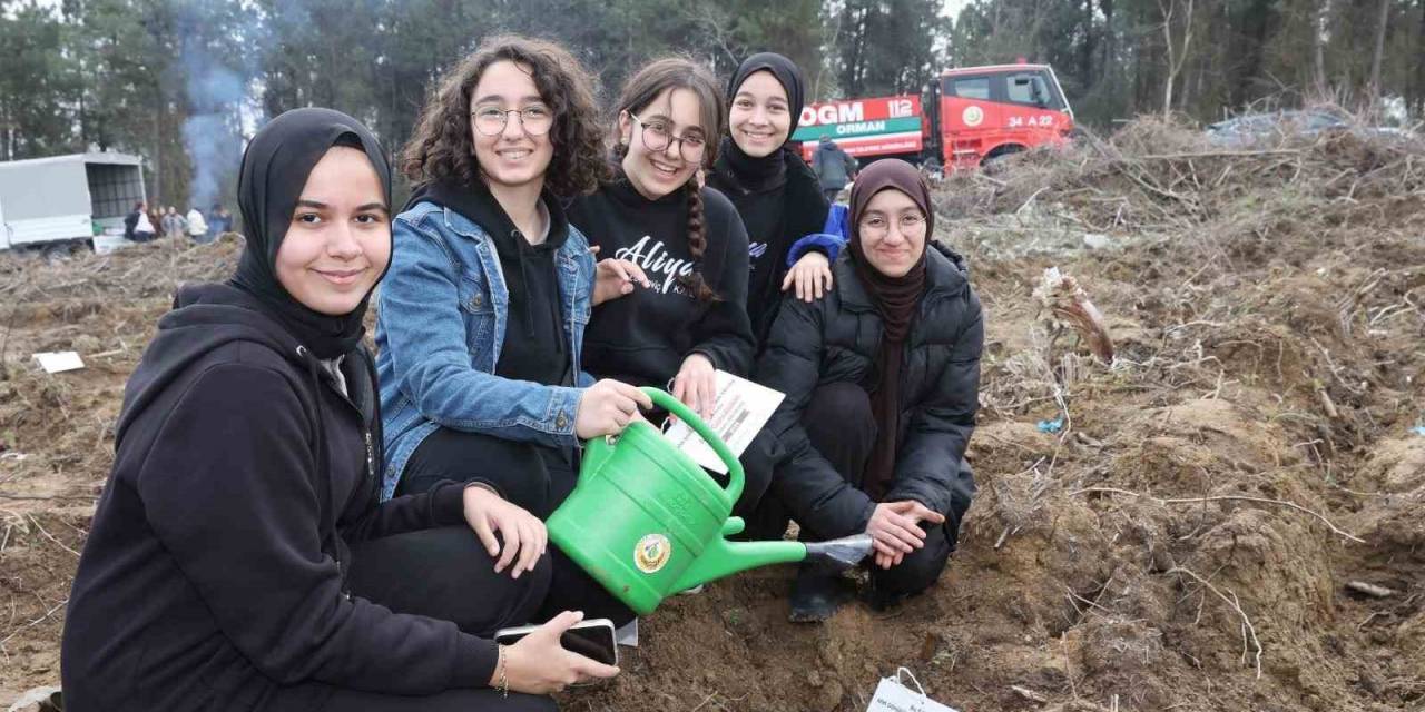Bayrampaşa’da Fidanlar Deprem Şehitleri İçin Dikildi