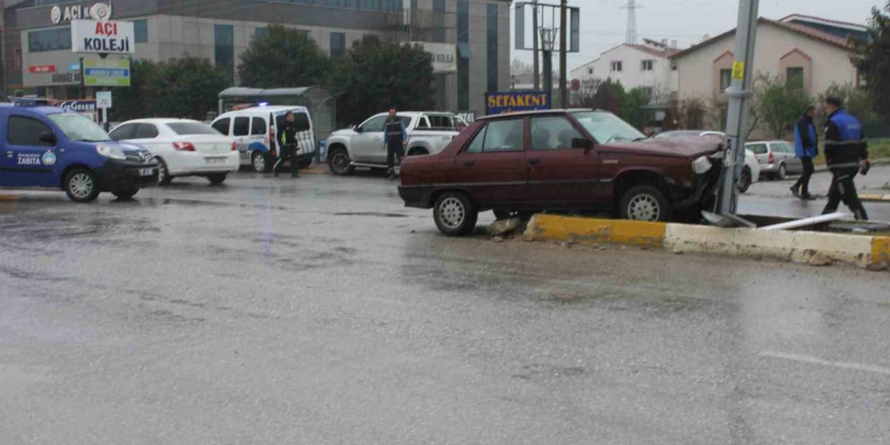 Biga’da Elektrik Direğine Çarpan Otomobilin Sürücüsü Yaralandı