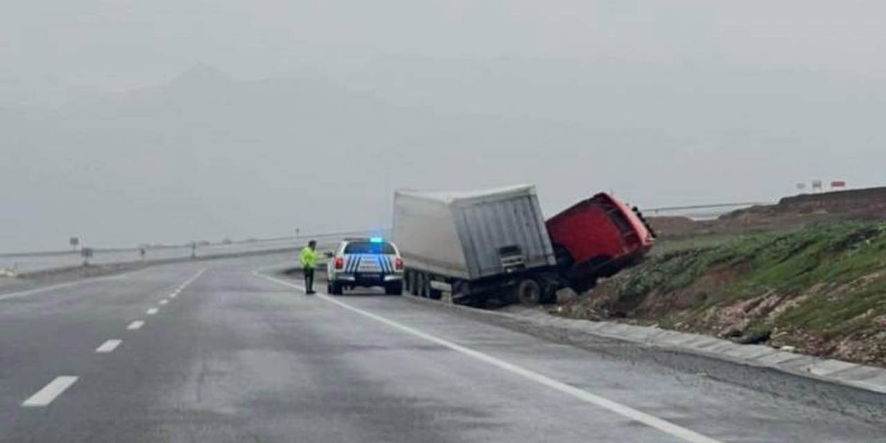 Silopi’de Tır Devrildi: 1 Yaralı