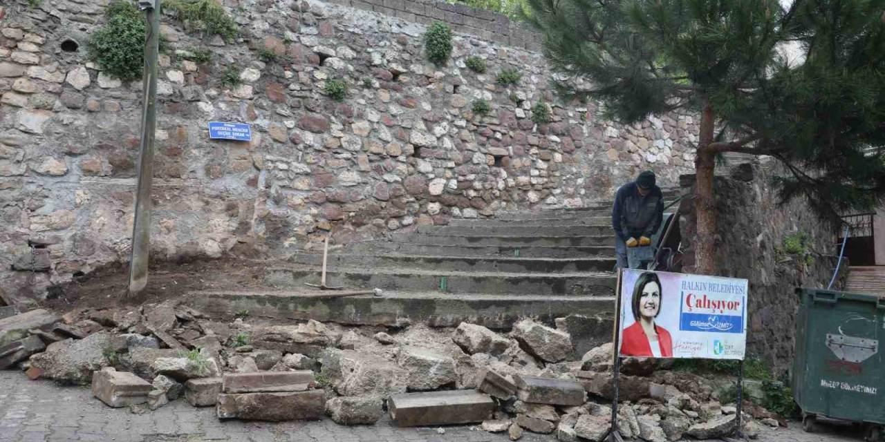 Akçakoca Mahallesi’nde Merdivenler Yenileniyor