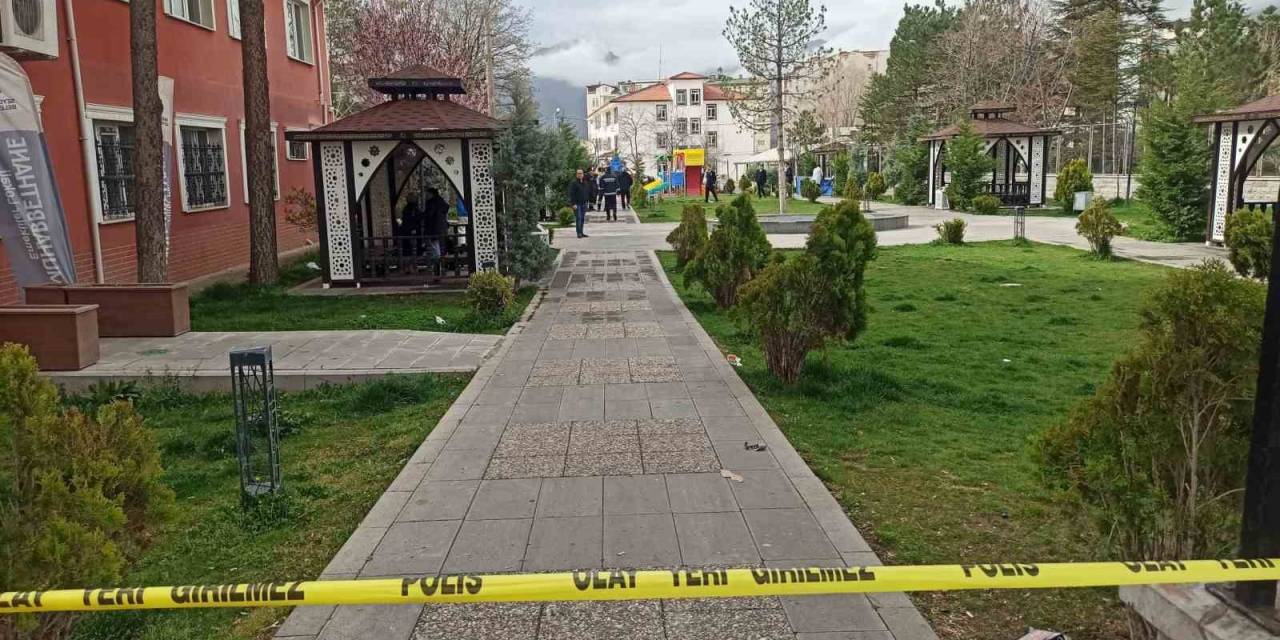 Parkta Ölü Olarak Bulundu