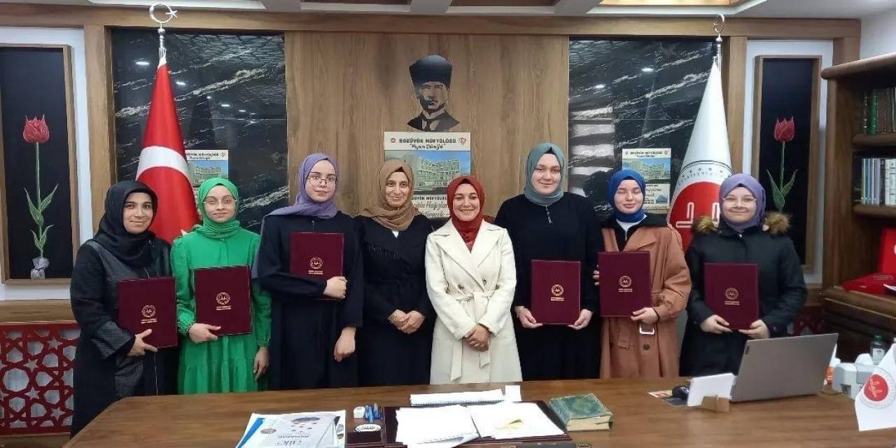 Hafız Kızlara Belgeleri Teslim Edildi