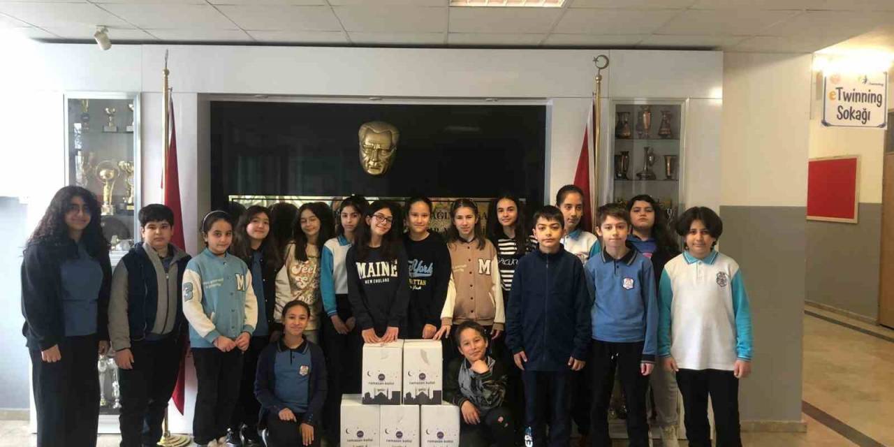 Okulda Ürettikleri Bileklikleri Satarak Depremzedelere Yardımda Bulundular