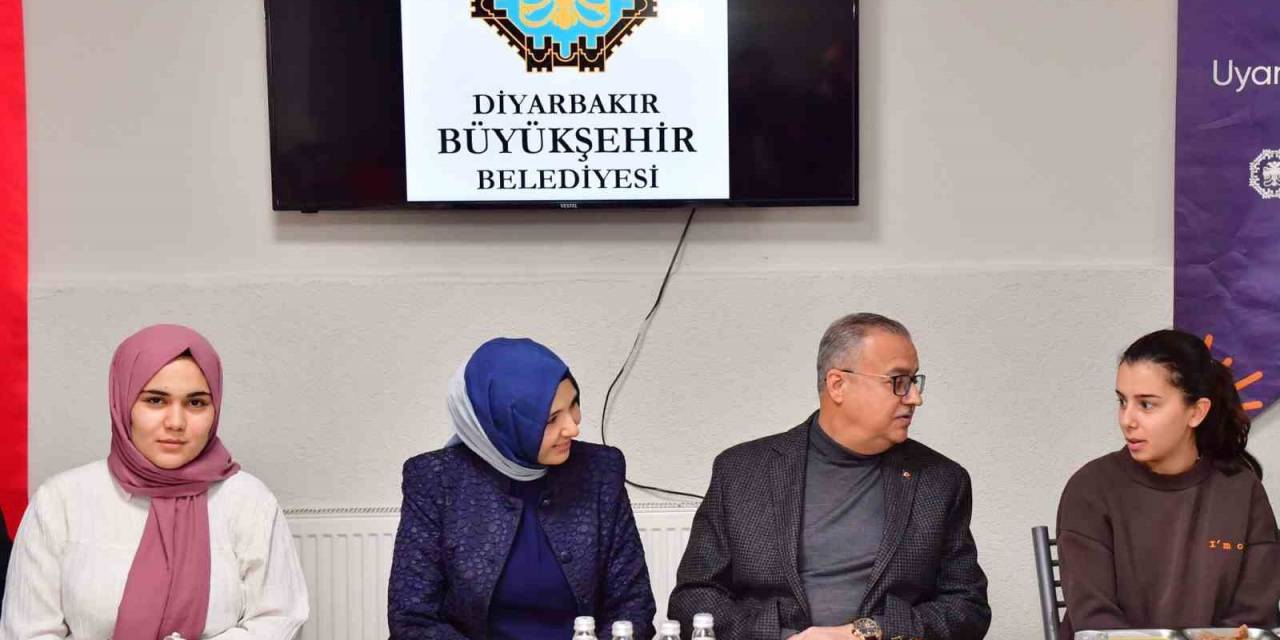 Diyarbak r Valisi Konukevi K z Yurdu rencileriyle ftar A t Diyarbak r Valisi Konukevi K z Yurdu rencileriyle ftar A t