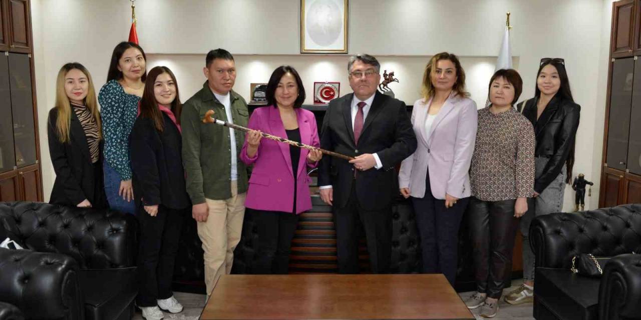 Zbeü Rektörü Özölçer, Nurlanova Ve Bakytbekovna’yı Makamında Ağırladı