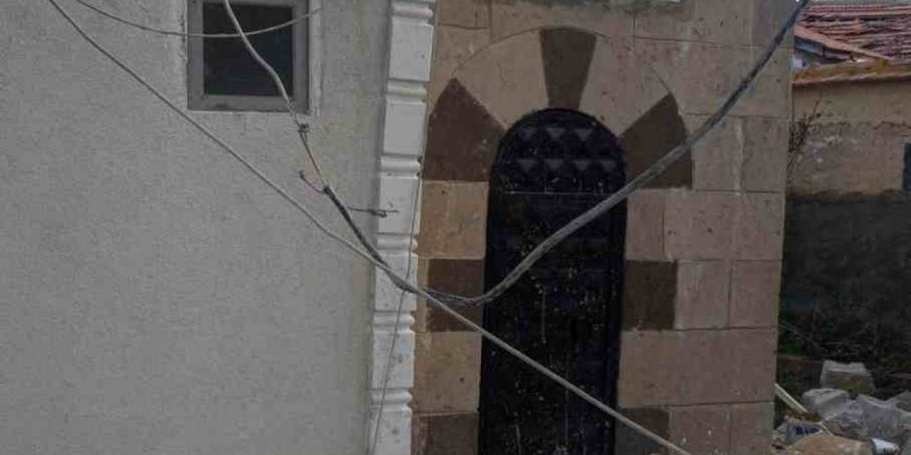 Kırşehir’de Cami Minaresi Şiddetli Rüzgarda Yıkıldı
