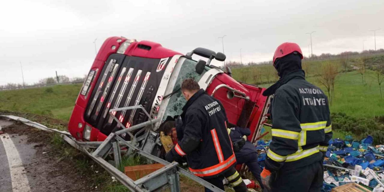 Yalova’da Meyve Yüklü Tır Devrildi: 1 Yaralı