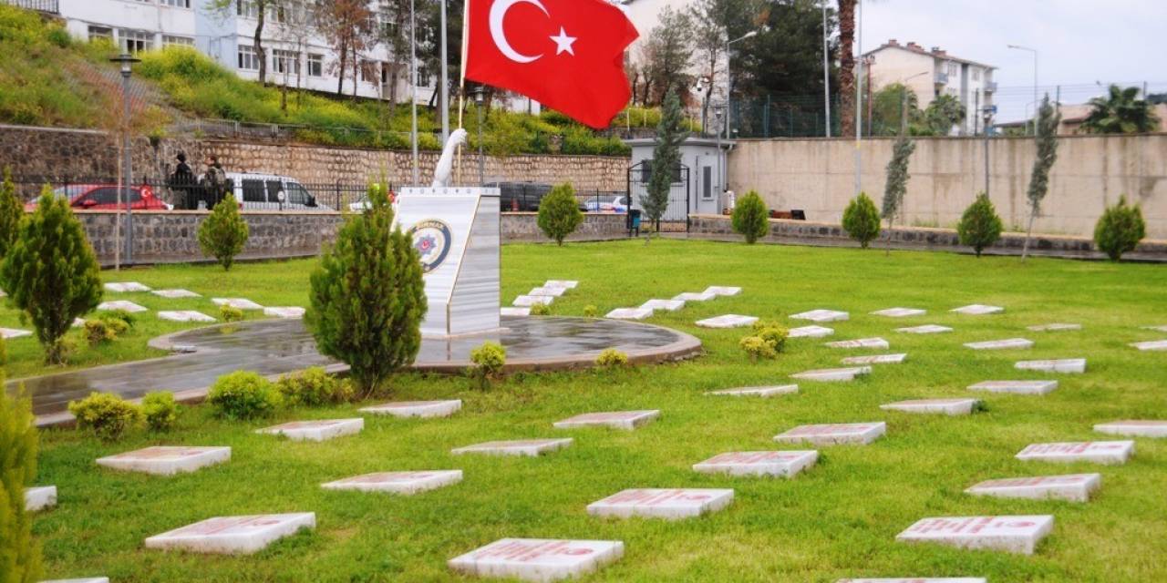 Cizre’de 7 Yıl Önce Terör Örgütü Pkk’nın Saldırısında Şehit Düşen 12 Polis Anıldı