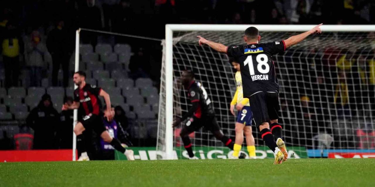 Spor Toto Süper Lig: Fatih Karagümrük: 1 - Fenerbahçe: 0 (ilk Yarı)