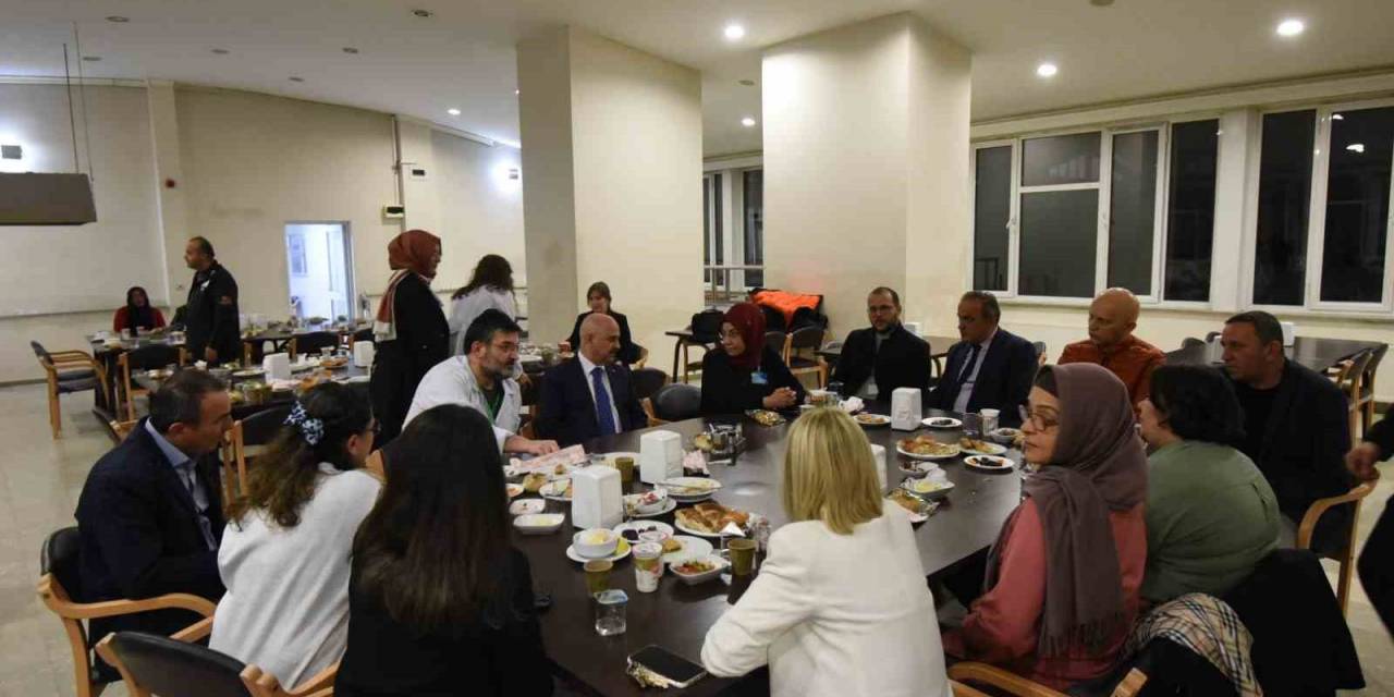 Rektör Sözbir Hastane Personeliyle İftarda Bir Araya Geldi