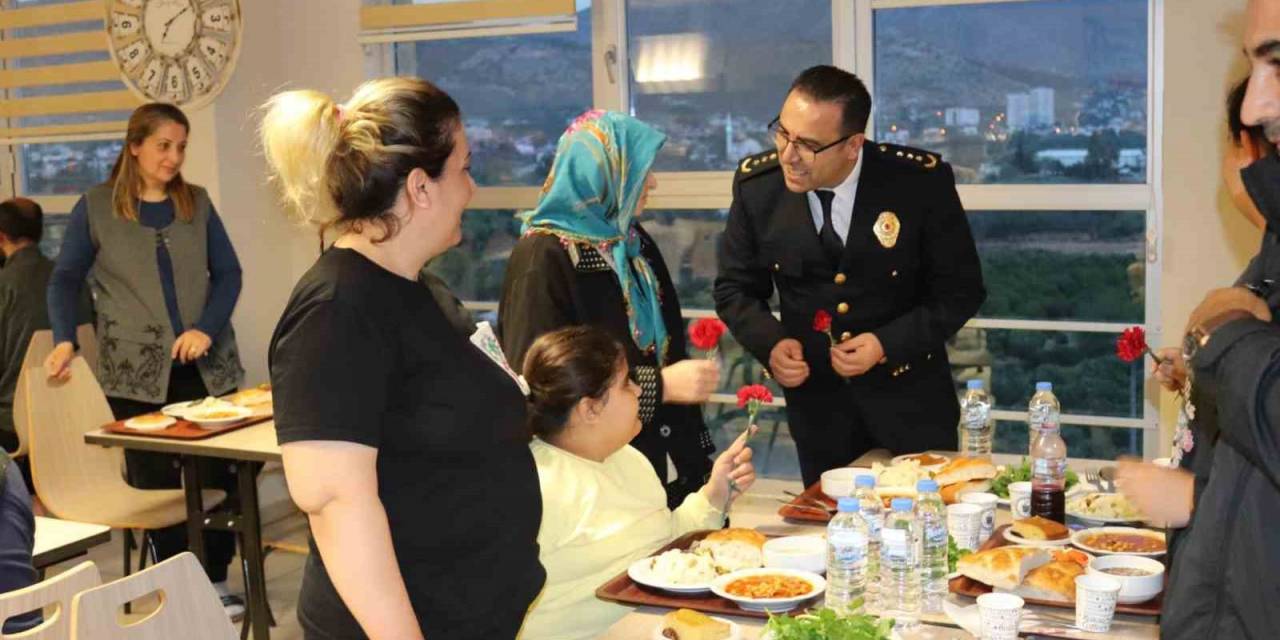 Kozan Polisi Depremzedeleri Yalnız Bırakmadı