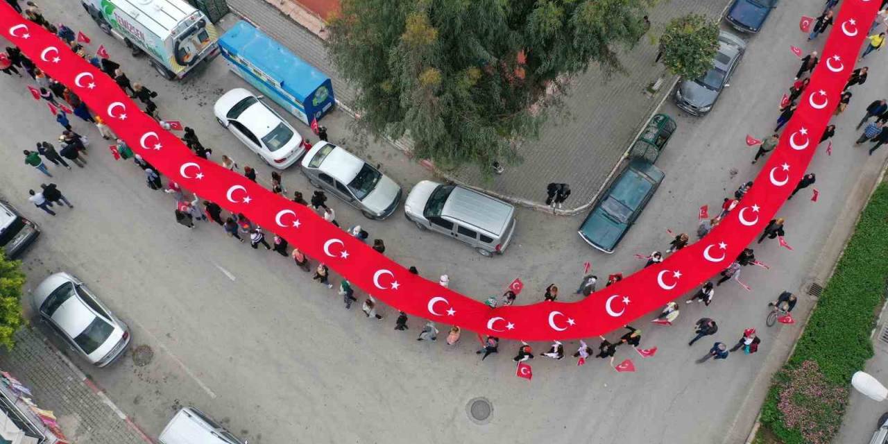 Kadınlar Şehitler İçin Bayraklarla Yürüdü 10 Bin Kişi İftarda Buluştu