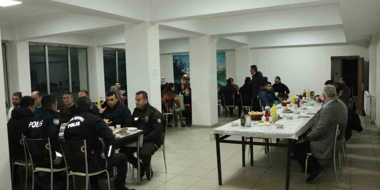 Kaymakam Özçelik, Polislerle İftar Yaptı
