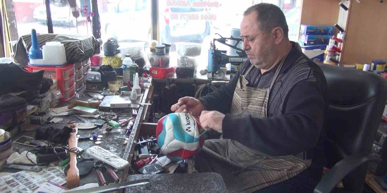 50 Yaşındaki Top Tamircisi 35 Senedir Aynı Mahallede Çocukların Yüzünü Güldürüyor