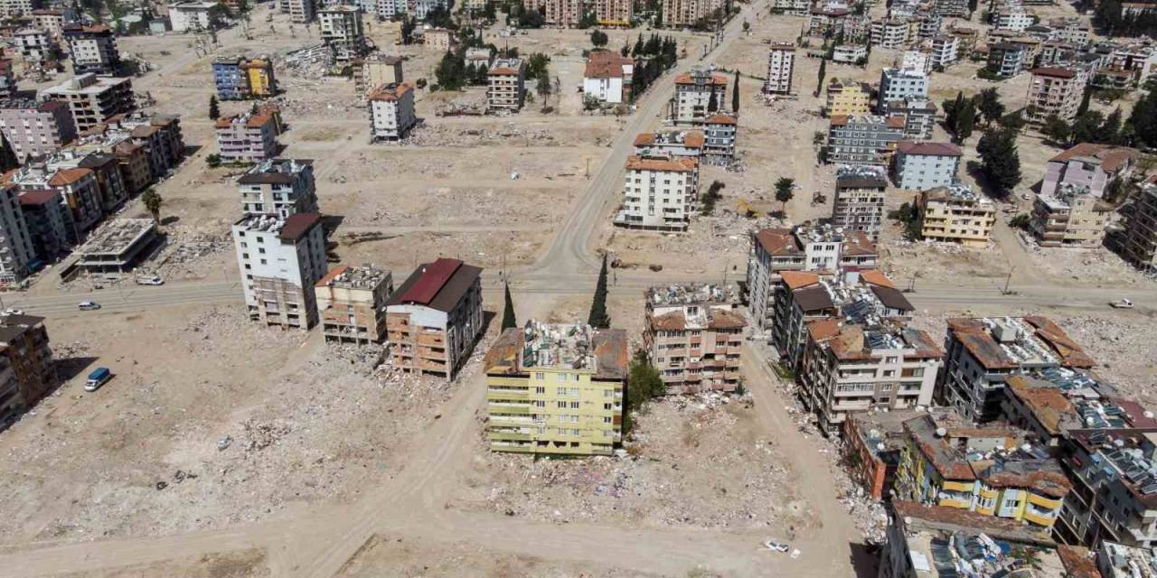 Enkaza Dönen Kentte Adeta Meydanlar Oluştu