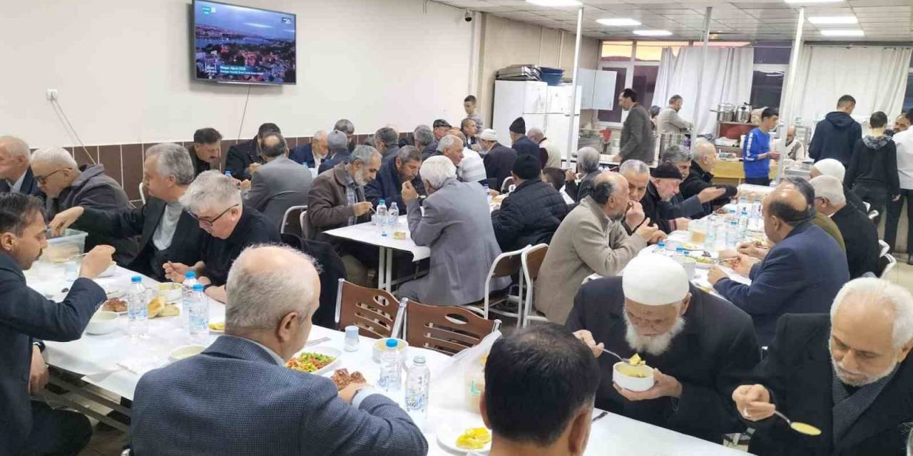 Gediz’de Müftülük Emekli Din Görevlileri İçin İftar Programı Düzenlendi