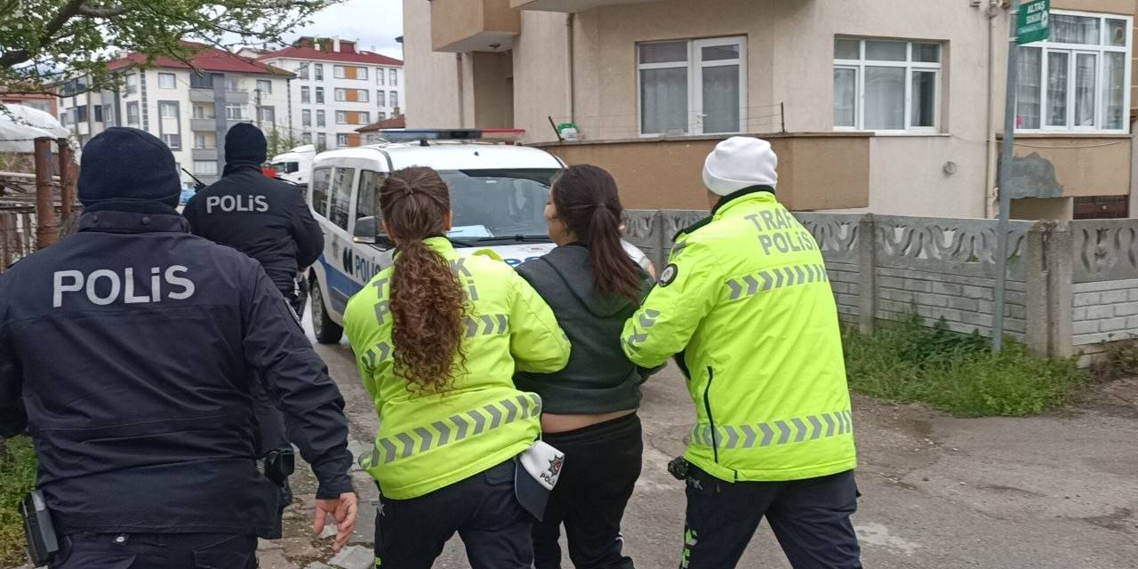 Kaza Yapan Sürücü Kendini Araca Kilitledi, Ekipler Uzun Süre Uğraştı