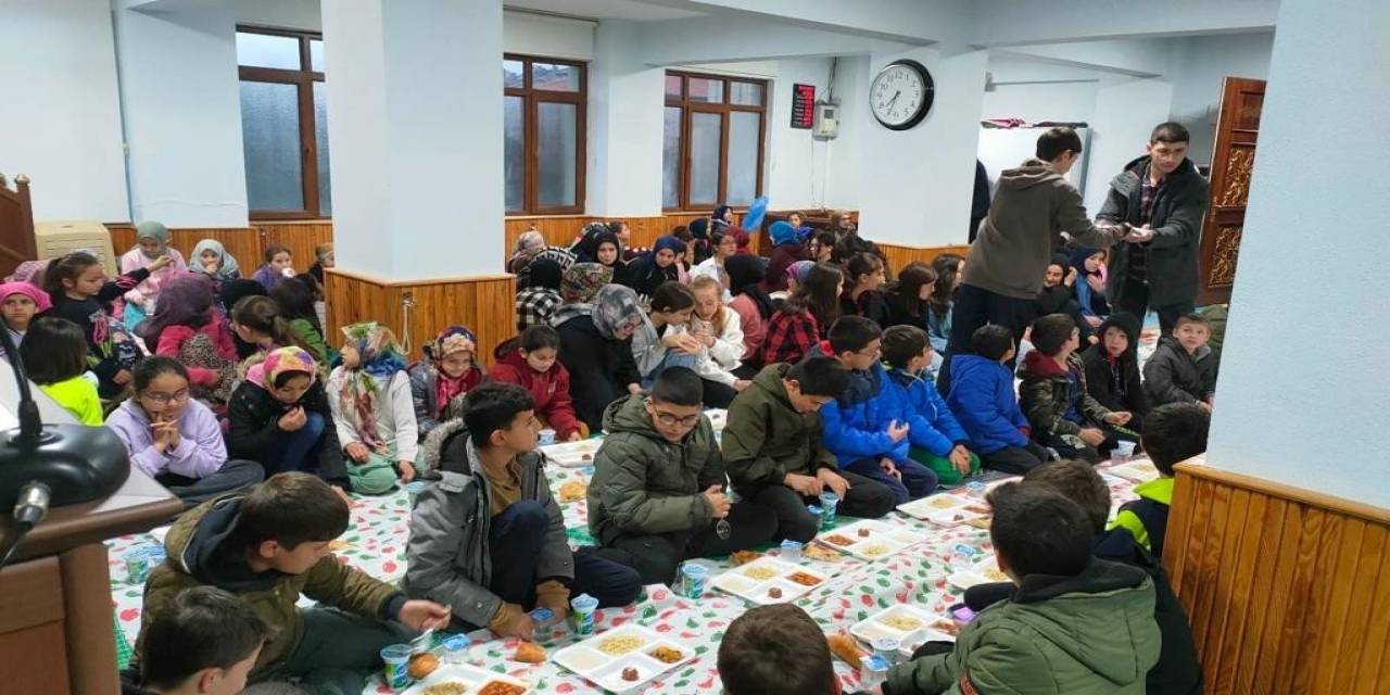 Gençler İftarda Buluştu