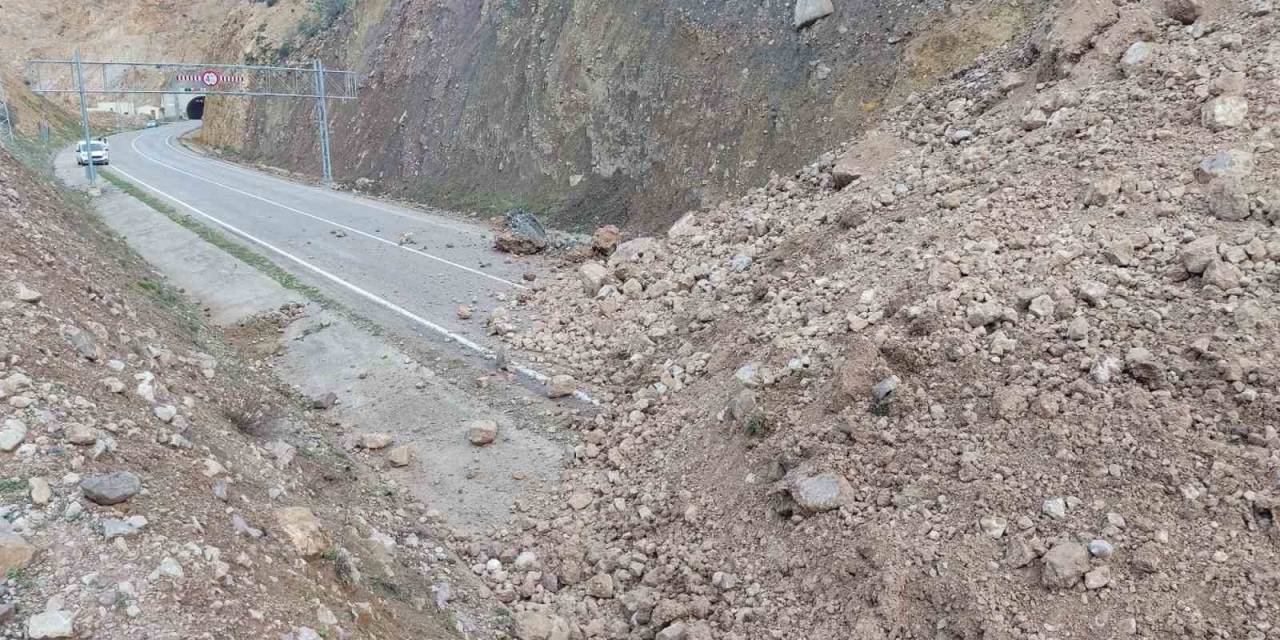 Artvin’de Heyelanın Kapattığı Yol Yeniden Ulaşıma Açıldı