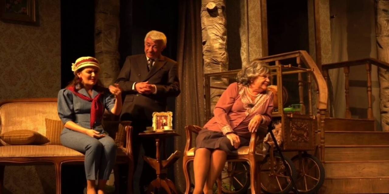 Nevra Serezli’yi Sahnelere Döndüren "ağaçlar Ayakta Ölür" Türkiye Turnesinde