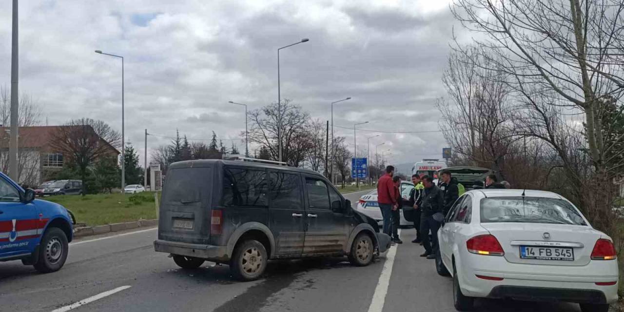 İki Hafif Ticari Araç Çarpıştı: 1 Yaralı