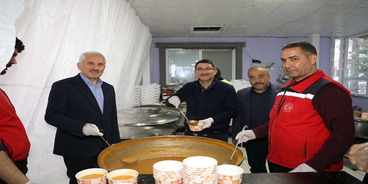 Başkan Çelik Deprem Bölgesindeki İftarda Şehit Aileleri Ve Gazileri Ağırladı