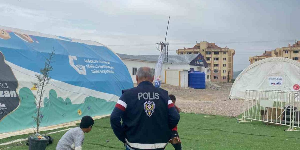 Depremzede Çocuklar Dalan İhbarda Bulunup Gelen Ekiplere Pasta İkram Ettiler