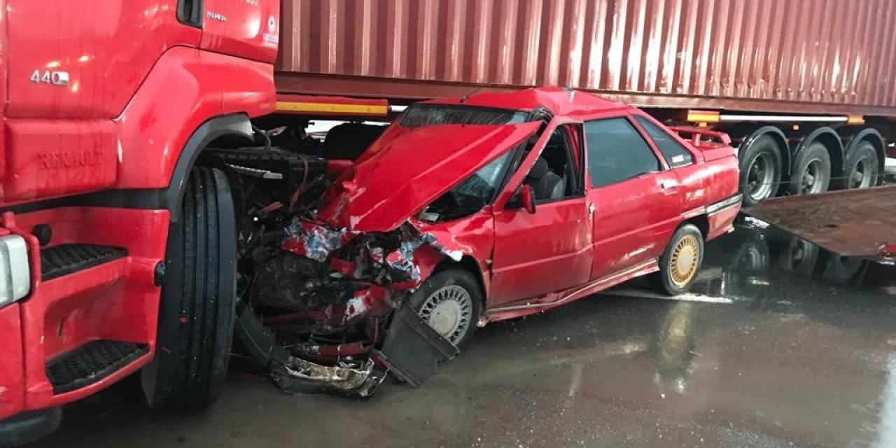 Otomobil, Kavşakta Dönüş Yapan Tıra Ok Gibi Saplandı: 3 Yaralı
