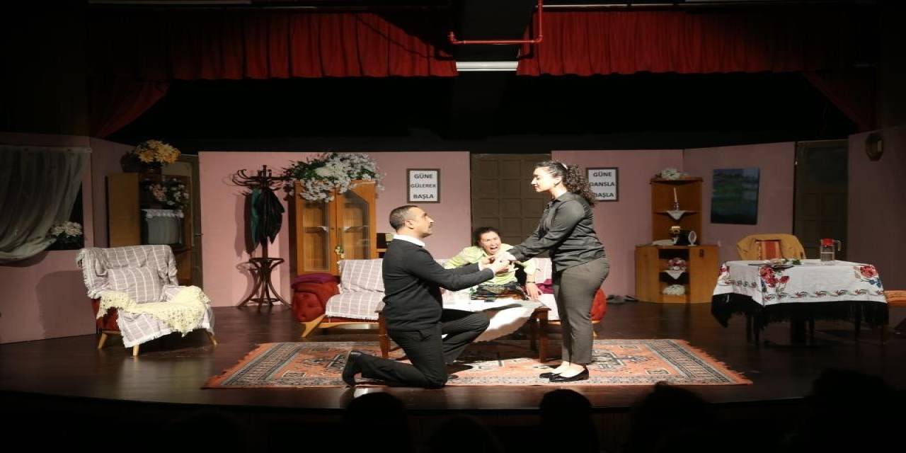 Merkezefendi Kent Tiyatrosu Sahne Almaya Devam Ediyor