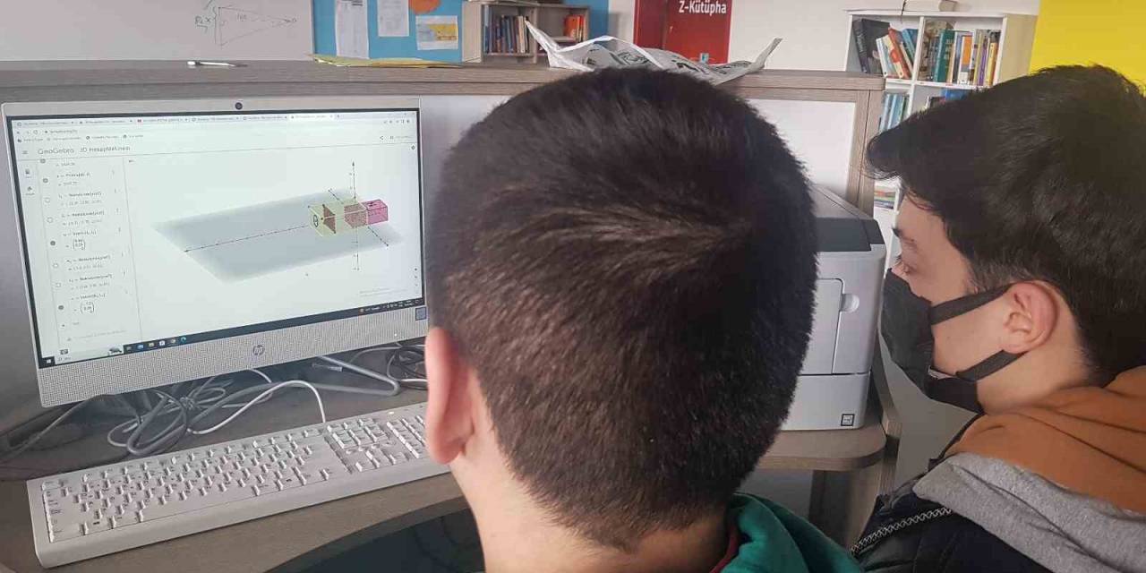 Anadolu Lisesinde Öğrencilerin Yaptığı Projeksiyon Makinesi Geogebra Programı İle Buluştu