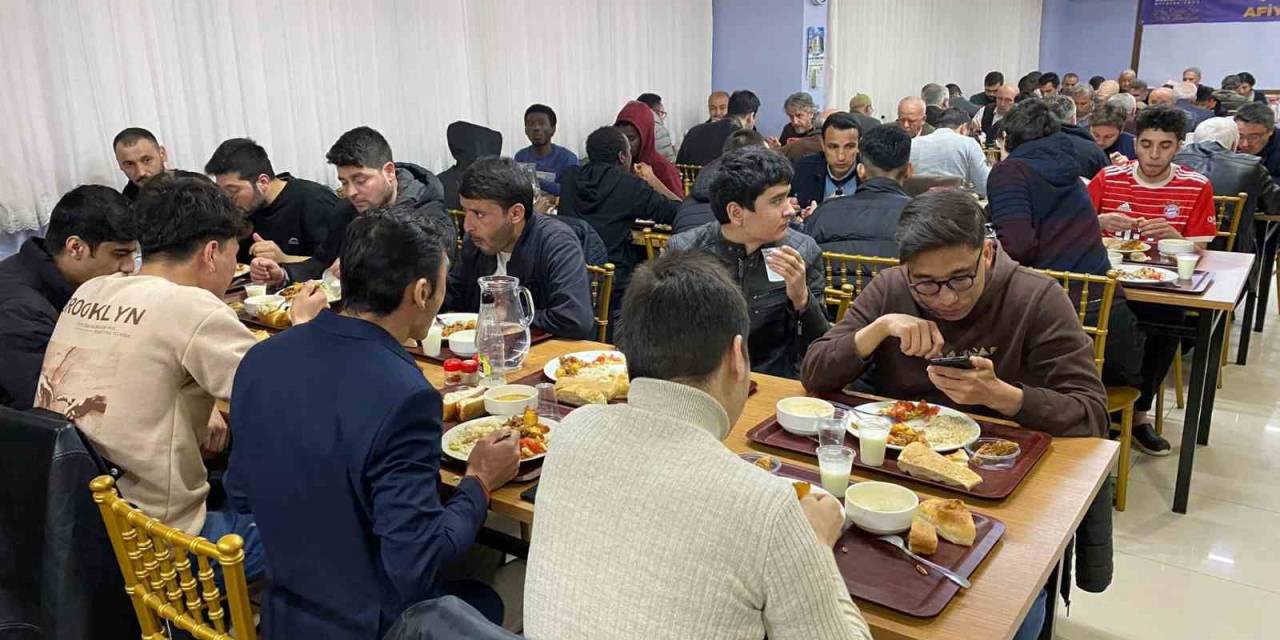 İhlas Vakfı Gönüllüleri Ve Öğrenciler İftar Yemeğinde Buluştu