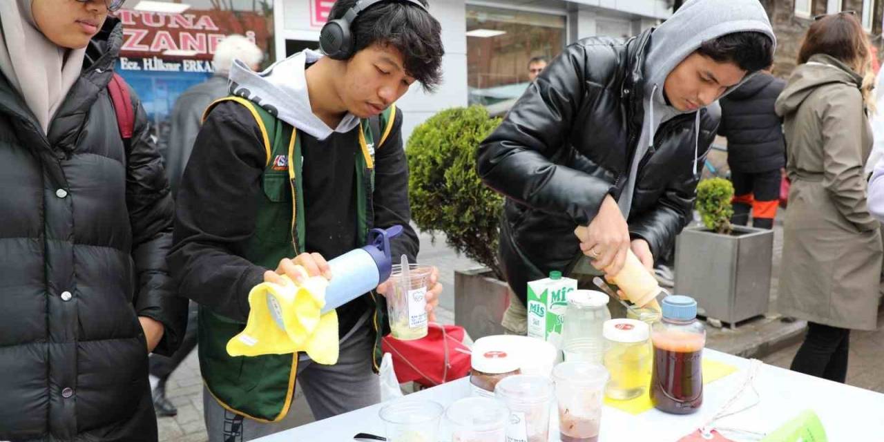 Ülkelerinden 9 Bin Kilometre Uzakta Depremzedeler İçin Yardım Topladılar