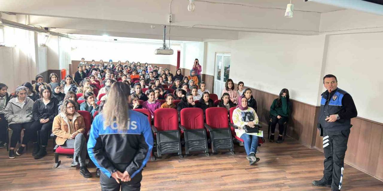 Cizre Polisi Liseli Kız Öğrencilere Polislik Mesleğini Tanıttı