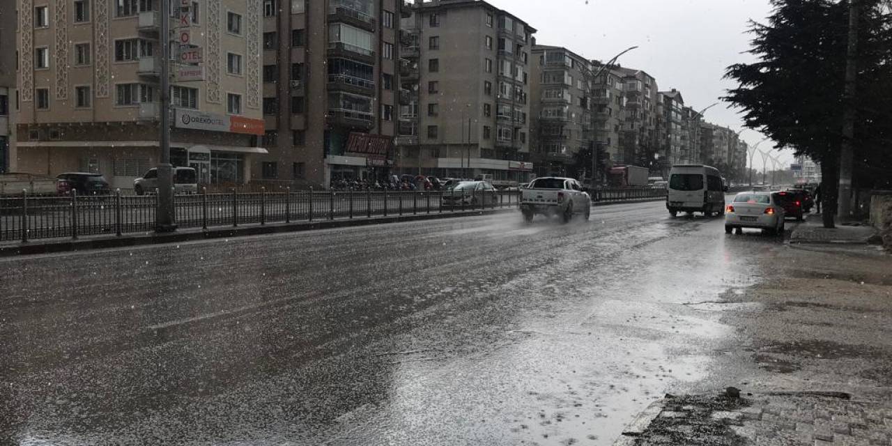 Afyonkarahisar’da Ani Dolu Yağışı