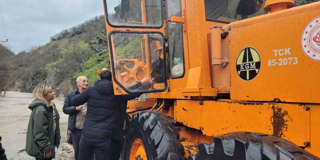 Tunceli’de Taşkında Mahsur Kalan 11 Vatandaş, Karayolları Ekipleri Tarafından Kurtarıldı