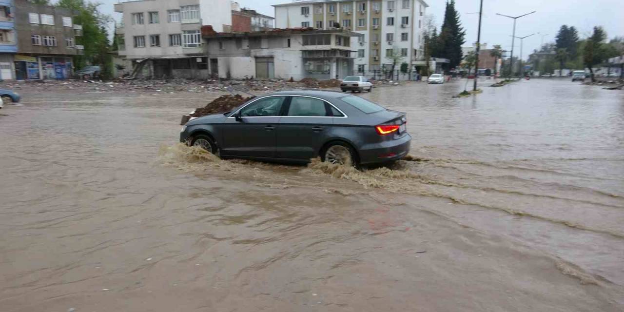 Adıyaman’da Şiddetli Yağış Cadde Ve Sokakları Göle Çevirdi
