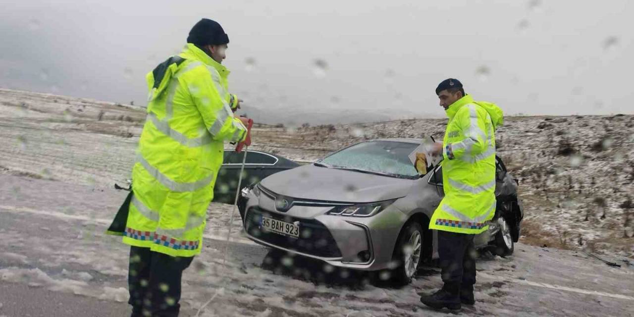 Dolu Yağışı Kazalara Neden Oldu, Trafik Durma Noktasına Geldi