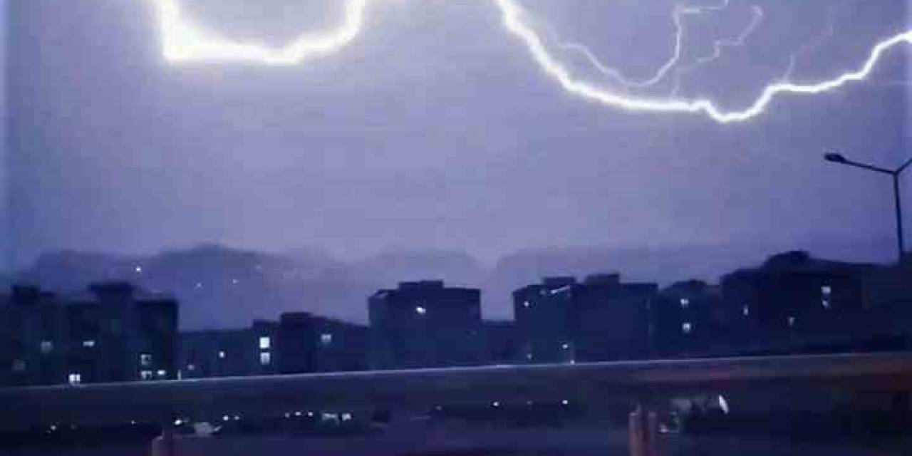 Elazığ’da Şimşekler Geceyi Aydınlattı