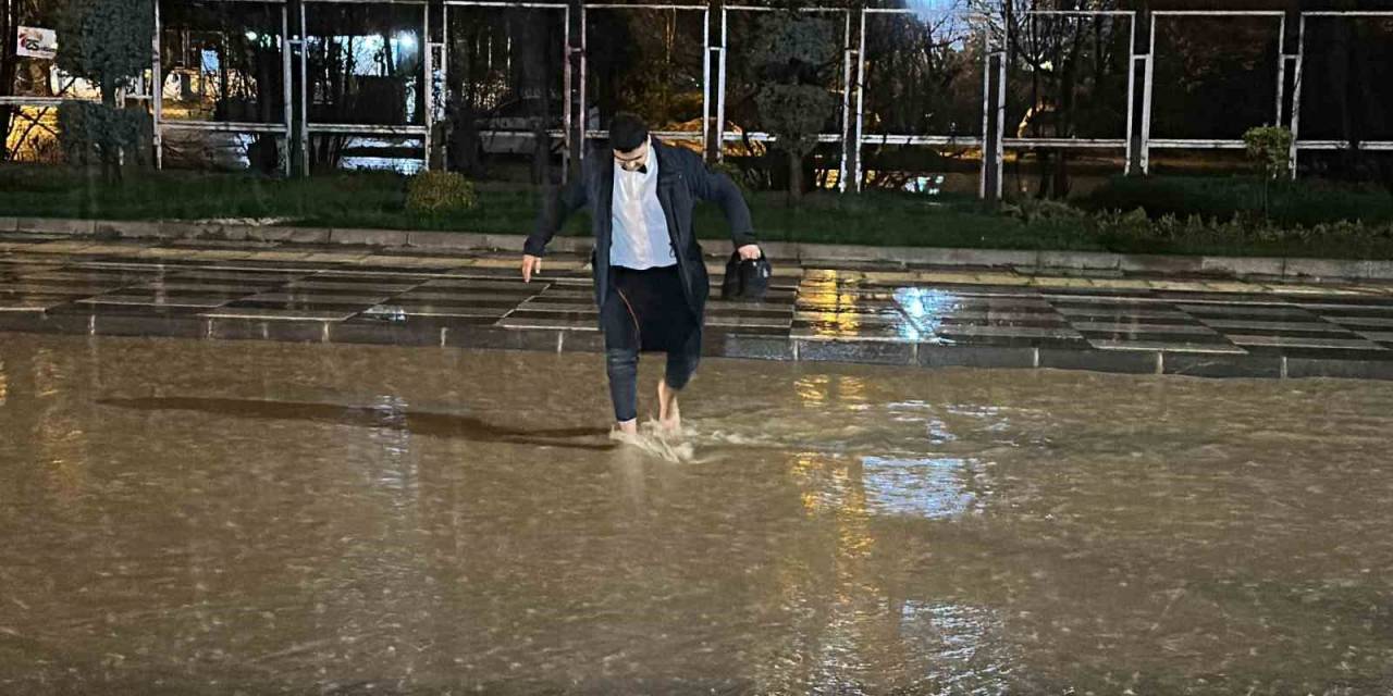 Elazığ’da Sağanak Yağışta Yalın Ayak Yürüyüş