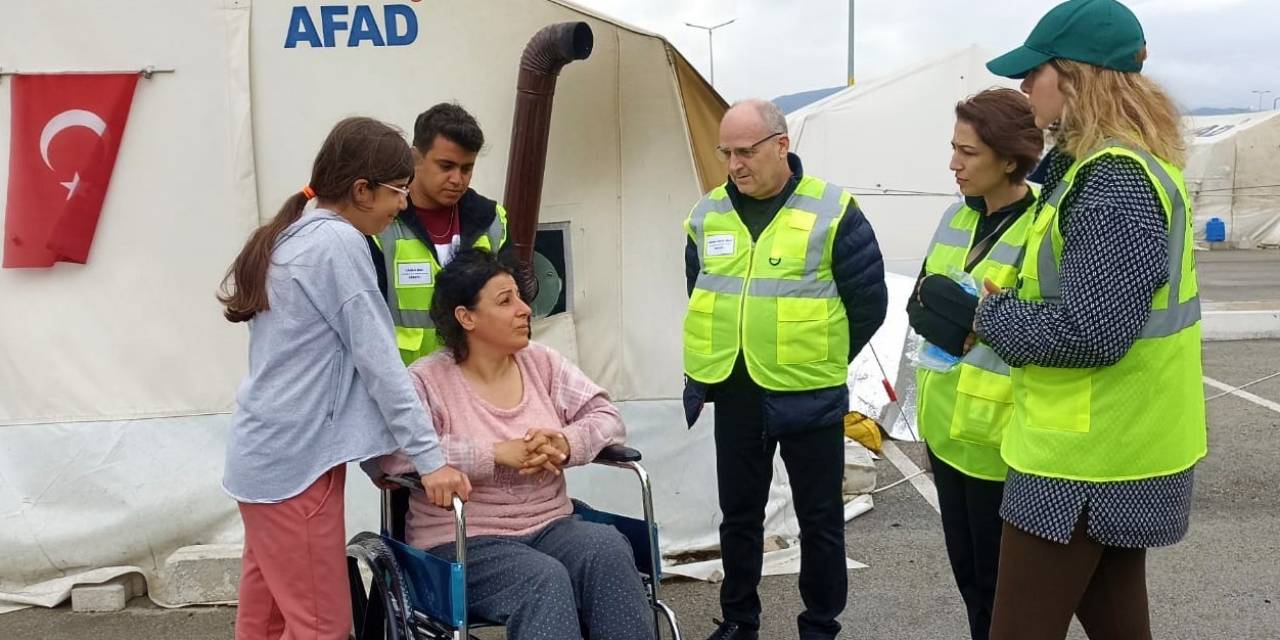 Hatay’da Görev Yapan Pamukkale Hem Ekibi Engelli Depremzedeyi Sevindirdi