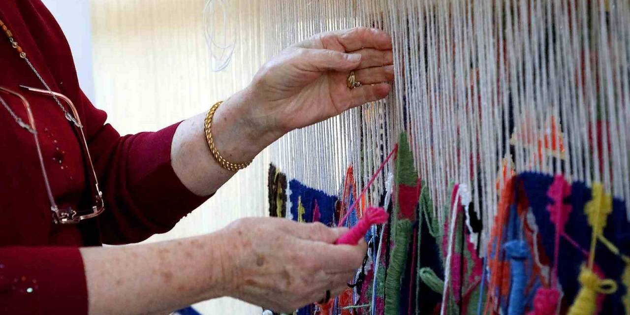 83 Yaşında İlmek İlmek Halı Dokuyor