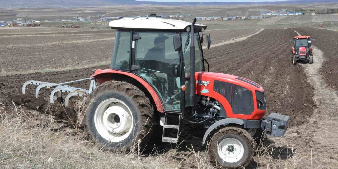 Kars’ta Çiftçilerin Tarla Ekimi Başladı