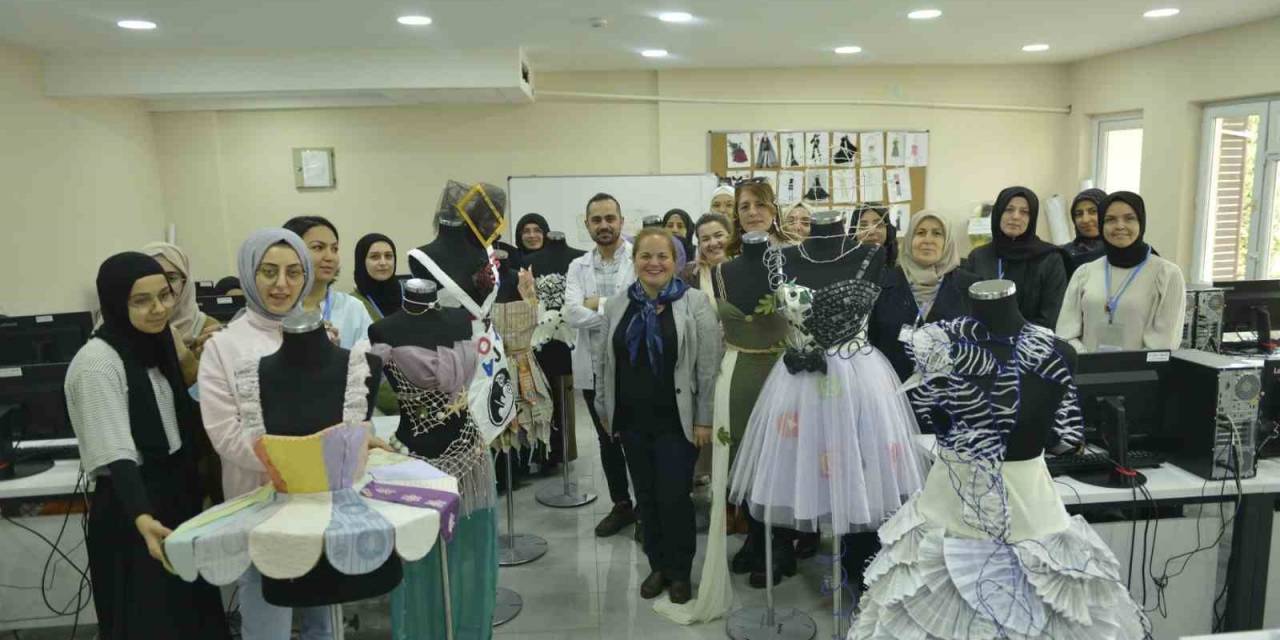 Bursa’da Gazete Kağıtları Ve Atık Plastikten Kıyafet Yapıyorlar