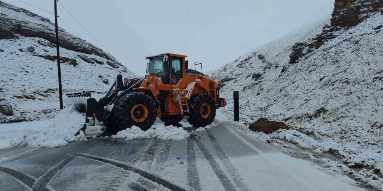 Van-bahçesaray Yolu Ulaşıma Kapatıldı