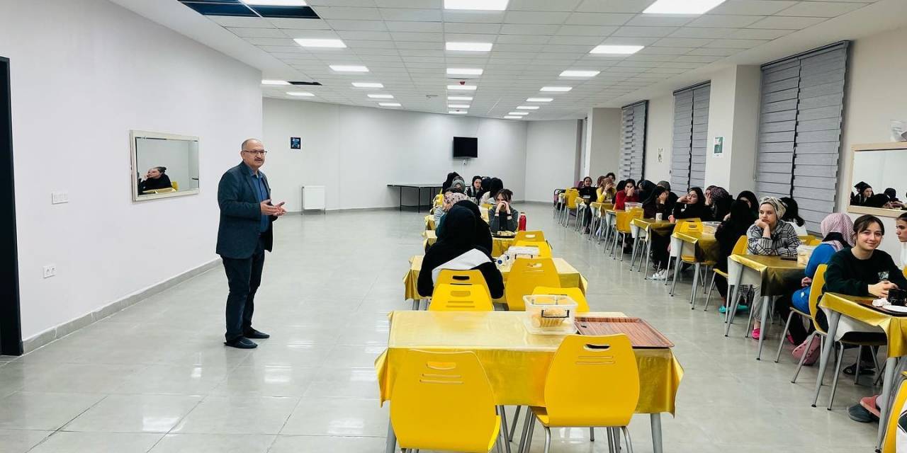 Gediz İlçe Milli Eğitim Müdürü Mahmut Bahadur Öğrencilerle İftar Yapmaya Devam Ediyor