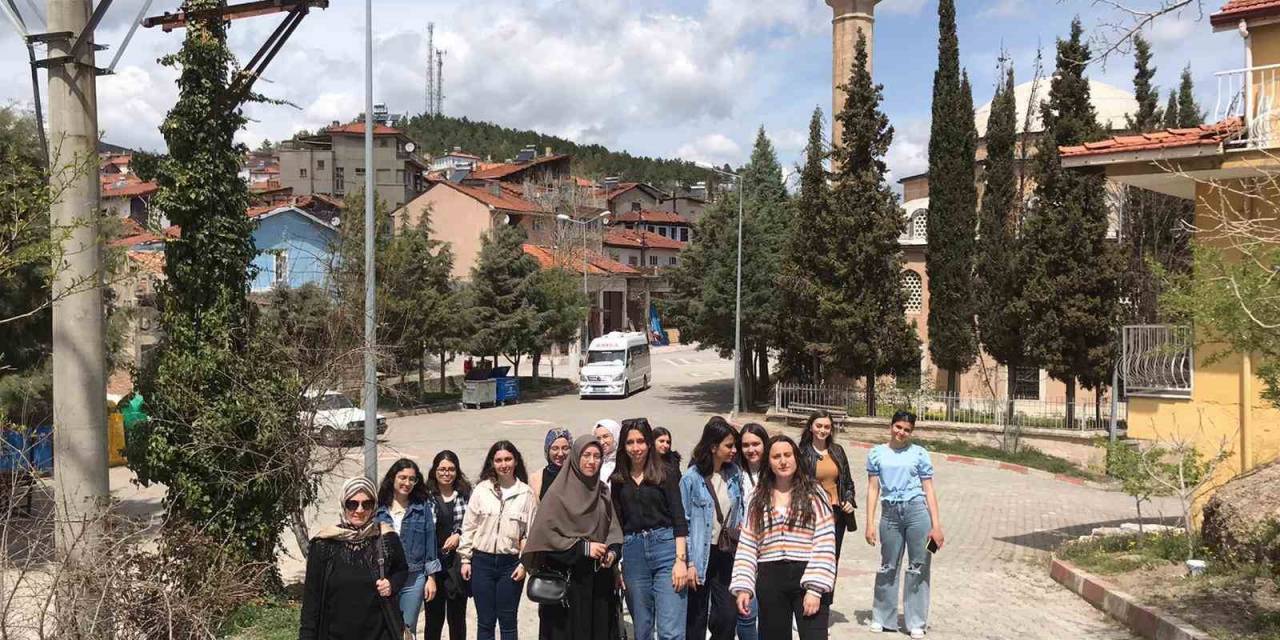 Gediz’de Üniversite Öğrencilerinden “her Gün 10 Adım” Projesi