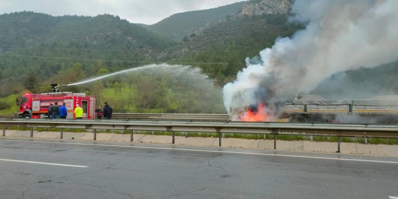 Bilecik’te Seyir Halindeki Tır Alev Aldı