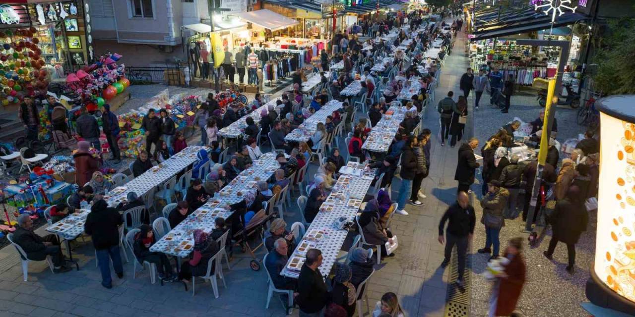 Buca’da Kentin Kalbinde İftar Sofraları Kuruldu